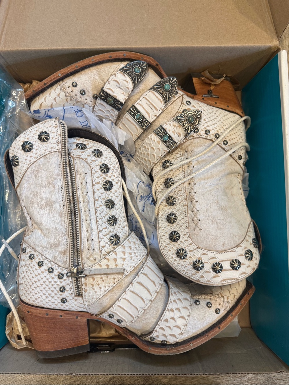 Lane Showdown bootie Women's White Studded Western Ankle Boots